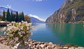 Sein antiker Name lautete von etwa 200 v. Chr. bis 800 n. Chr. Lacus benacus. Der Name soll von einer alten Gottheit namens Benacus abstammen. Der Gardasee liegt zwischen den Alpen im Norden und der Po-Ebene im Süden. Der Norden des Sees gehört zur Regi