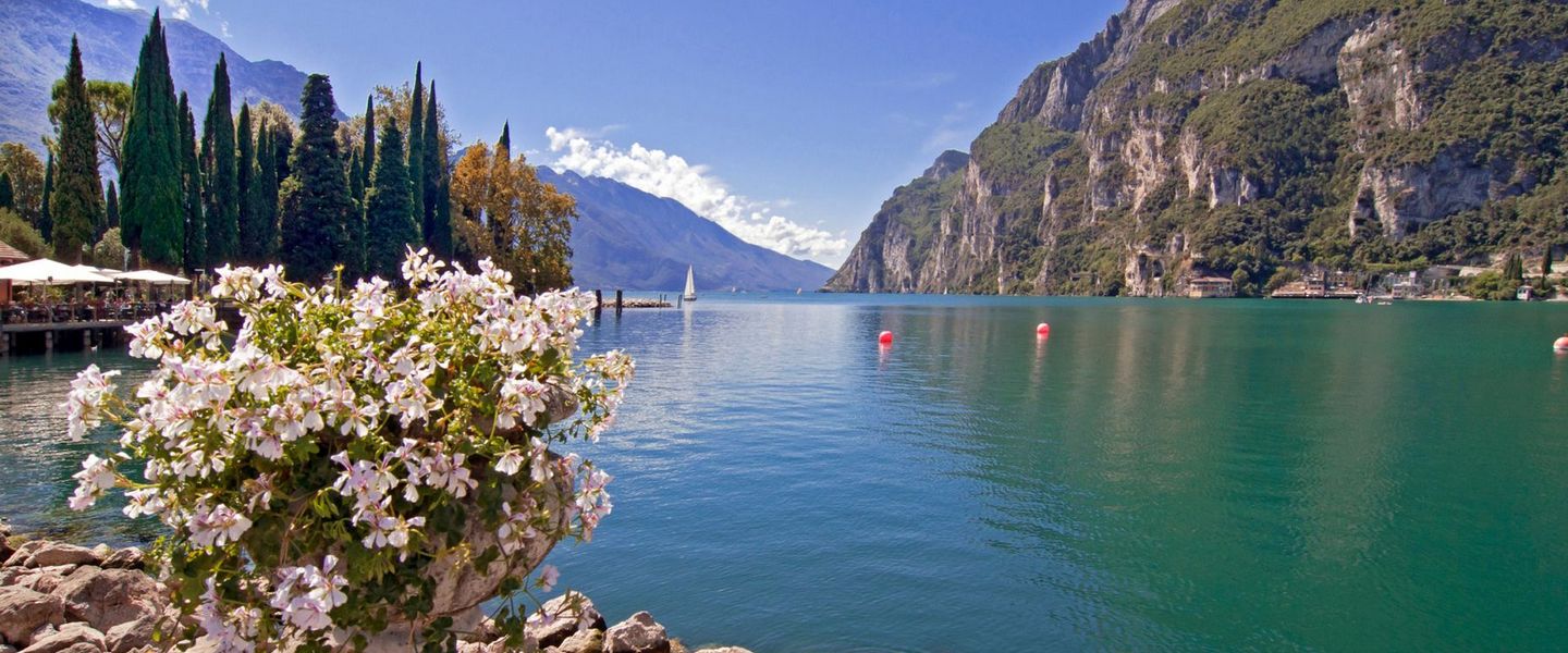 Sein antiker Name lautete von etwa 200 v. Chr. bis 800 n. Chr. Lacus benacus. Der Name soll von einer alten Gottheit namens Benacus abstammen. Der Gardasee liegt zwischen den Alpen im Norden und der Po-Ebene im Süden. Der Norden des Sees gehört zur Regi