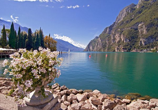 Sein antiker Name lautete von etwa 200 v. Chr. bis 800 n. Chr. Lacus benacus. Der Name soll von einer alten Gottheit namens Benacus abstammen. Der Gardasee liegt zwischen den Alpen im Norden und der Po-Ebene im Süden. Der Norden des Sees gehört zur Regi